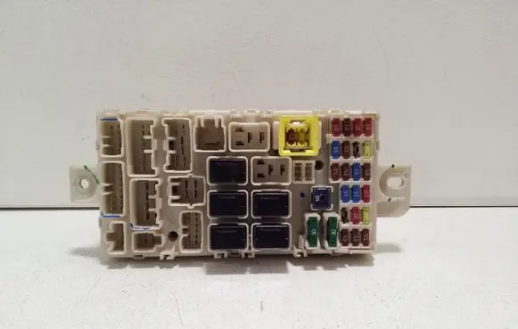 Mitsubishi L200 Fuse module 8637B255 4481B