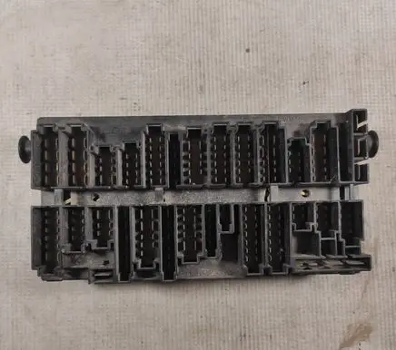 Volkswagen Golf III Fuse module 357937039