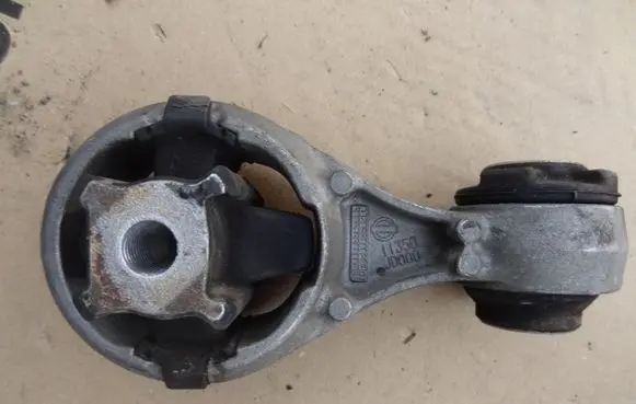 Engine mount vacuum valve