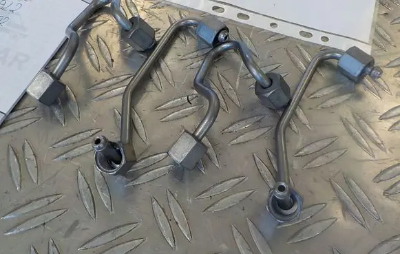 Fuel injector supply line/pipe