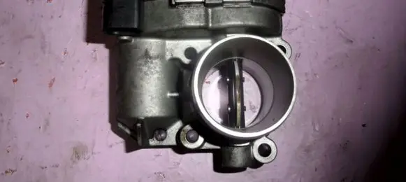 Renault Koleos I Throttle valve M9R832