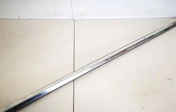 Front door glass trim molding