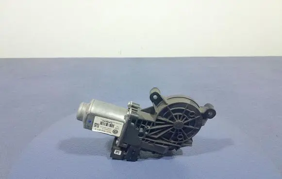 Volkswagen Polo IV 9N3 Front door window regulator with motor 6Q2959801E