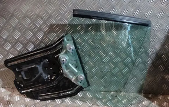 Maserati GranTurismo Rear windscreen/windshield window 