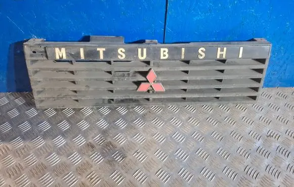 Mitsubishi Pajero Front bumper upper radiator grill MB38352730