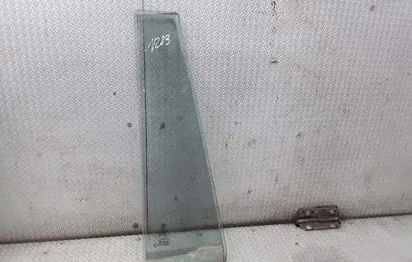 Land Rover Discovery Rear vent window glass 