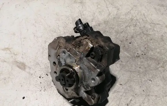 Volvo XC90 Fuel injection high pressure pump 8689590 0445010043 0928400548