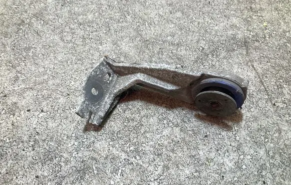 Radiator mount bracket