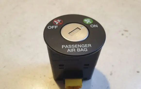 Passenger airbag on/off switch