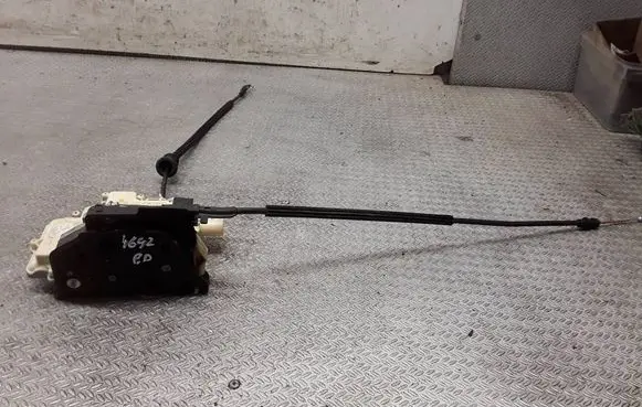 Volkswagen PASSAT B6 Front door lock 3C1837016A
