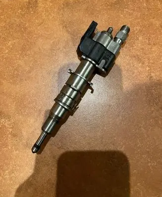 BMW 3 E92 E93 Fuel injector 7585261 13537585261