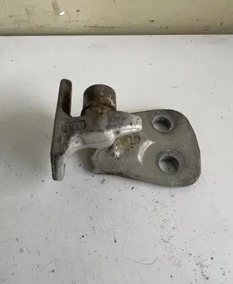Land Rover Discovery 3 - LR3 Front door upper hinge 