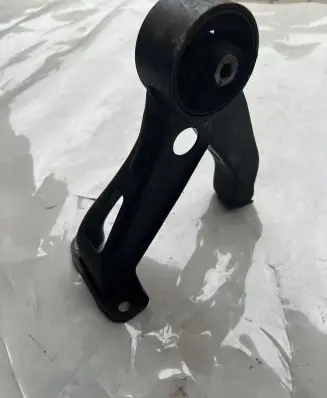 Peugeot 4007 Engine mount bracket
