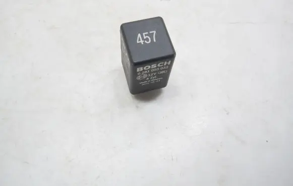 Volkswagen PASSAT B8 Glow plug pre-heat relay 038907281B