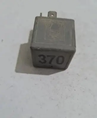 Volkswagen PASSAT B5 Other relay 8D0951253 V23134J52X30