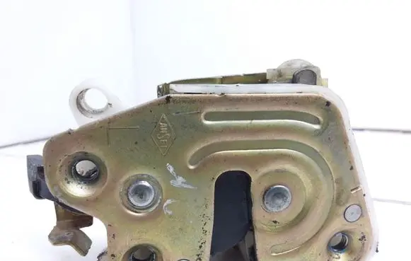 Mitsubishi Pajero Front door lock 