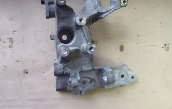 Citroen C4 I Picasso Engine mounting bracket 9684613880 VD155