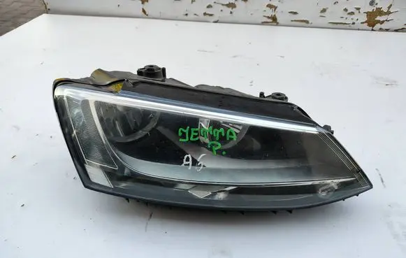 Volkswagen Jetta VI Headlight/headlamp