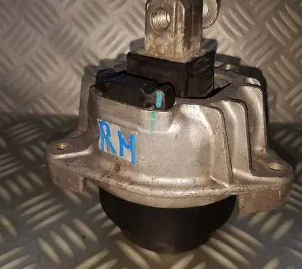 BMW 7 F01 F02 F03 F04 Engine mount bracket