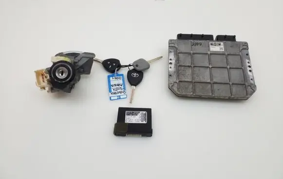 Toyota Avensis T270 Engine ECU kit and lock set 