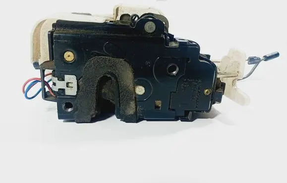 Volkswagen Polo IV 9N3 Front door lock 25100D6