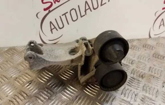 Opel Vivaro Generator/alternator bracket 117105124R