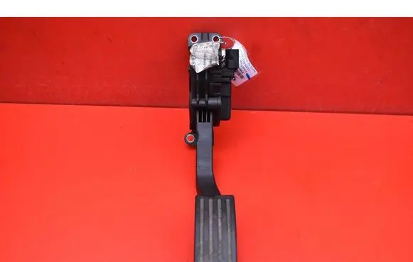 Accelerator throttle pedal