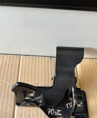 Volkswagen Multivan T5 Engine bonnet/hood lock/latch loop/hook 7H0823480A