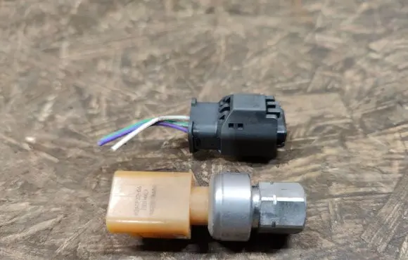 Opel Mokka B Air conditioning (A/C) pressure sensor 9833078680