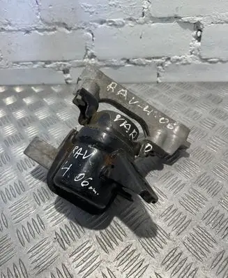 Toyota RAV 4 (XA30) Engine mount bracket