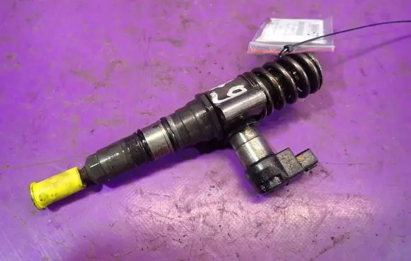 Volkswagen PASSAT B6 Fuel injector 