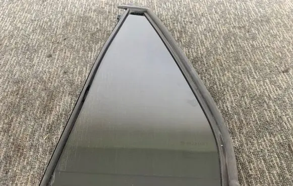 Suzuki SX4 S-Cross Sliding door window/glass 