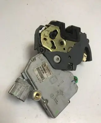Nissan X-Trail T30 Rear door lock 805524U300