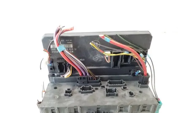 Mercedes-Benz Vito Viano W639 Fuse module A6395450401 A6395450301