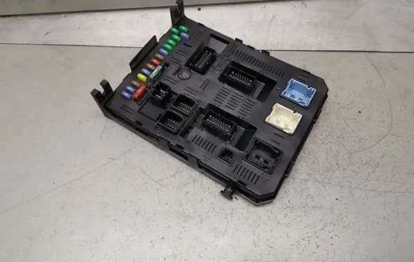 Peugeot 307 Fuse module 9660105980