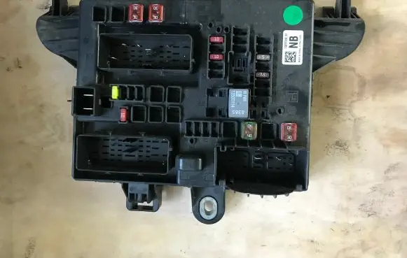 Opel Insignia A Fuse module 13277318