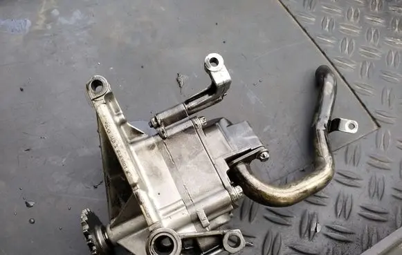 Mercedes-Benz E W211 Oil pump 