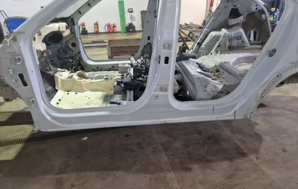 Peugeot 2008 II Front sill (body part) 