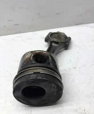 Volkswagen PASSAT B6 Piston with connecting rod 