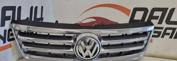 Volkswagen Touareg I Front bumper upper radiator grill 7L6853653