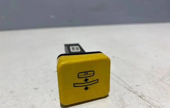 Volvo C70 Tailgate/boot open switch button 30739031 07W351