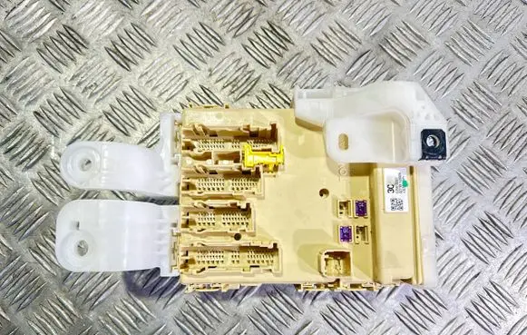 Toyota Auris E180 Fuse module 8922102330 50118503 63583303