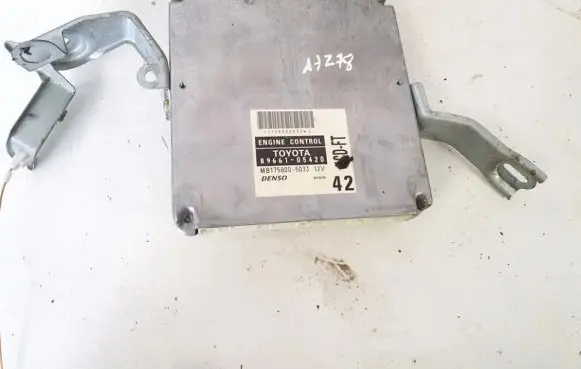 Toyota Avensis T220 Engine control unit/module 8966105420 mb175800-5033