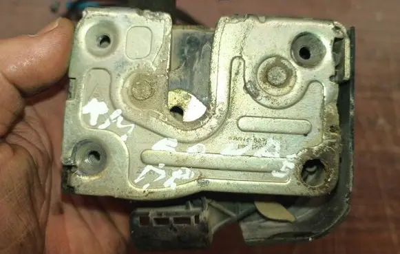 Renault Megane I Front door lock 