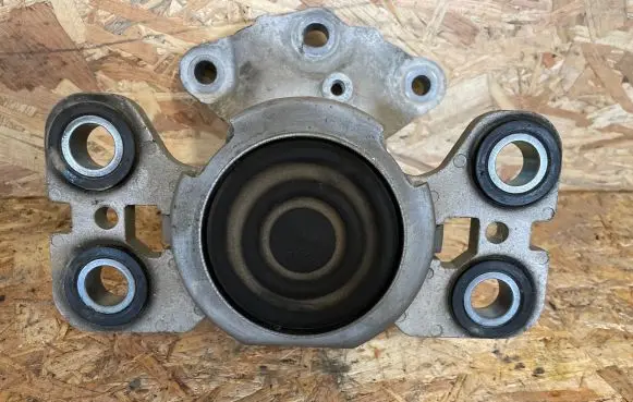 Volvo XC60 Engine mount bracket 31401307