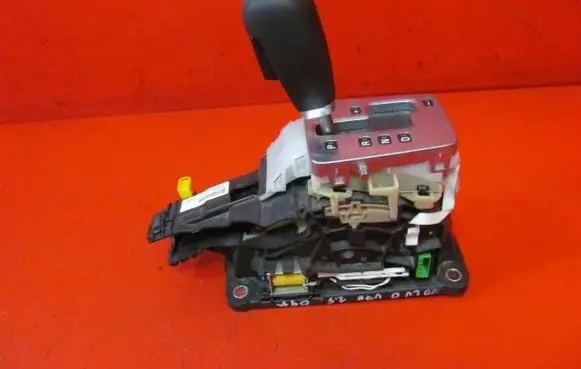 Volvo V70 Gear shifter/selector P30735687