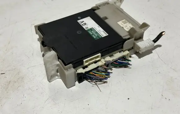 Toyota Yaris Fuse module 8273052K40 892210D400