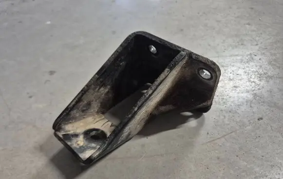 Nissan Patrol Y61 Engine mounting bracket