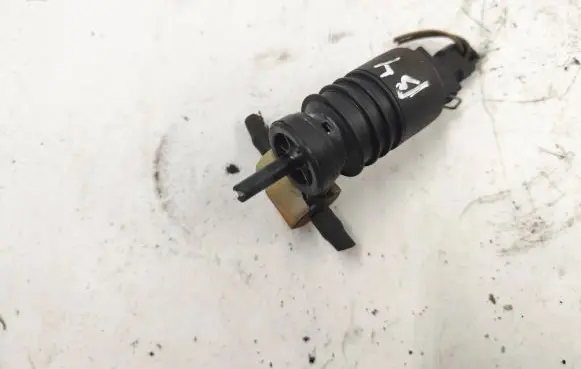 Volkswagen PASSAT B4 Windscreen/windshield washer pump