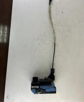 Volvo XC90 Front door lock 8650546